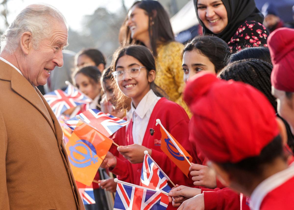 El Rey Carlos III visita el Guru Nanak Gurdwara Luton, donde se brinda enseñanza y práctica religiosa sij para todos los miembros de la comunidad y proporciona servicios sociales voluntarios para los ancianos, jóvenes y otros grupos de la comunidad.