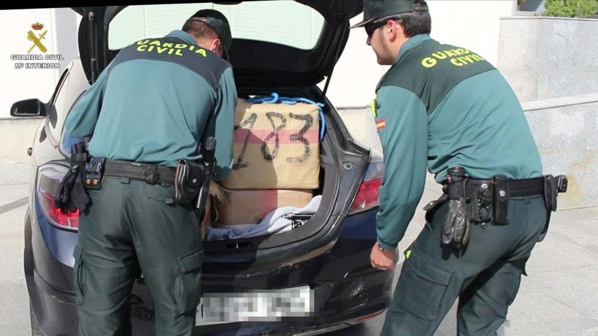 jgblanco38270878 dos agentes de la guardia civil sacando la droga del maleter170502123437