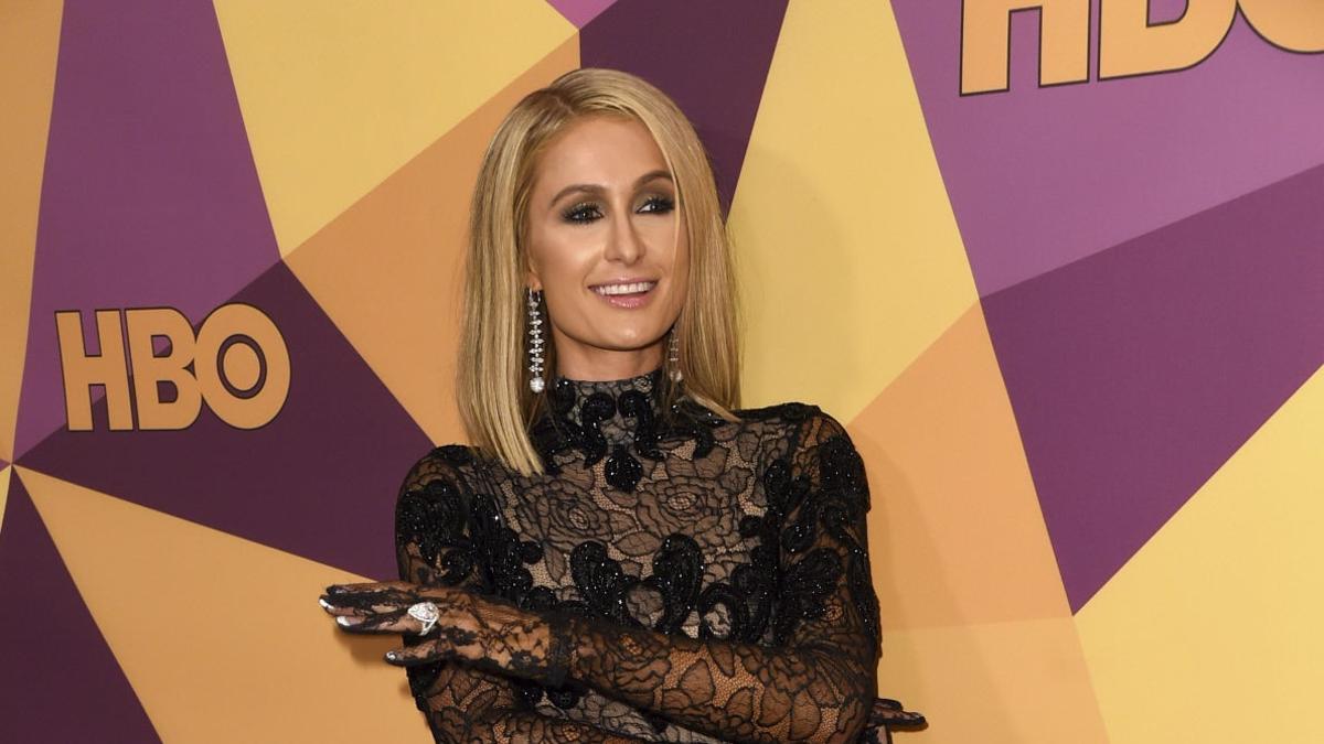 Paris Hilton luce anillo en la fiesta de HBO después de los Globos de Oro 2018