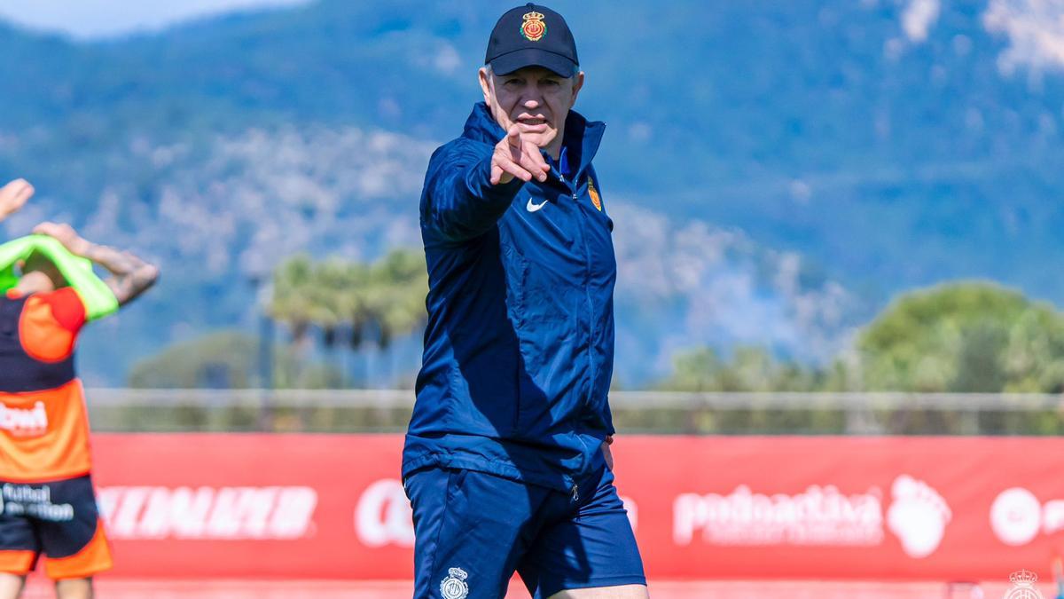 Javier Aguirre, entrenador del Real Mallorca, en un entrenamiento de esta semana.