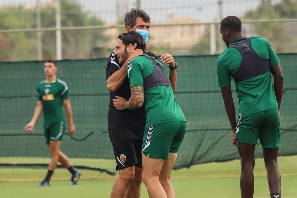 Se trata de su primer entrenamiento en este complejo deportivo para preparar el partido de mañana (22.00) en el Martínez Valero frente al Real Zaragoza.