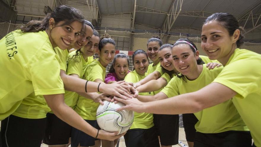 El Xaloc femenino de fútbol sala posa durante un entrenamiento.