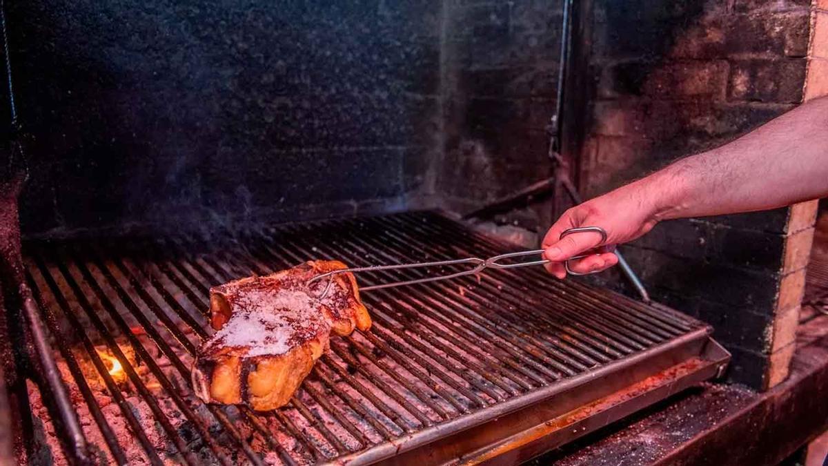 El restaurante y asador a pie de carretera que es uno de los recomendados por la Guía Michelin para comer torreznos,  patatas rellenas, carne a la parrilla o pote y está a 10 kilómetros de Oviedo