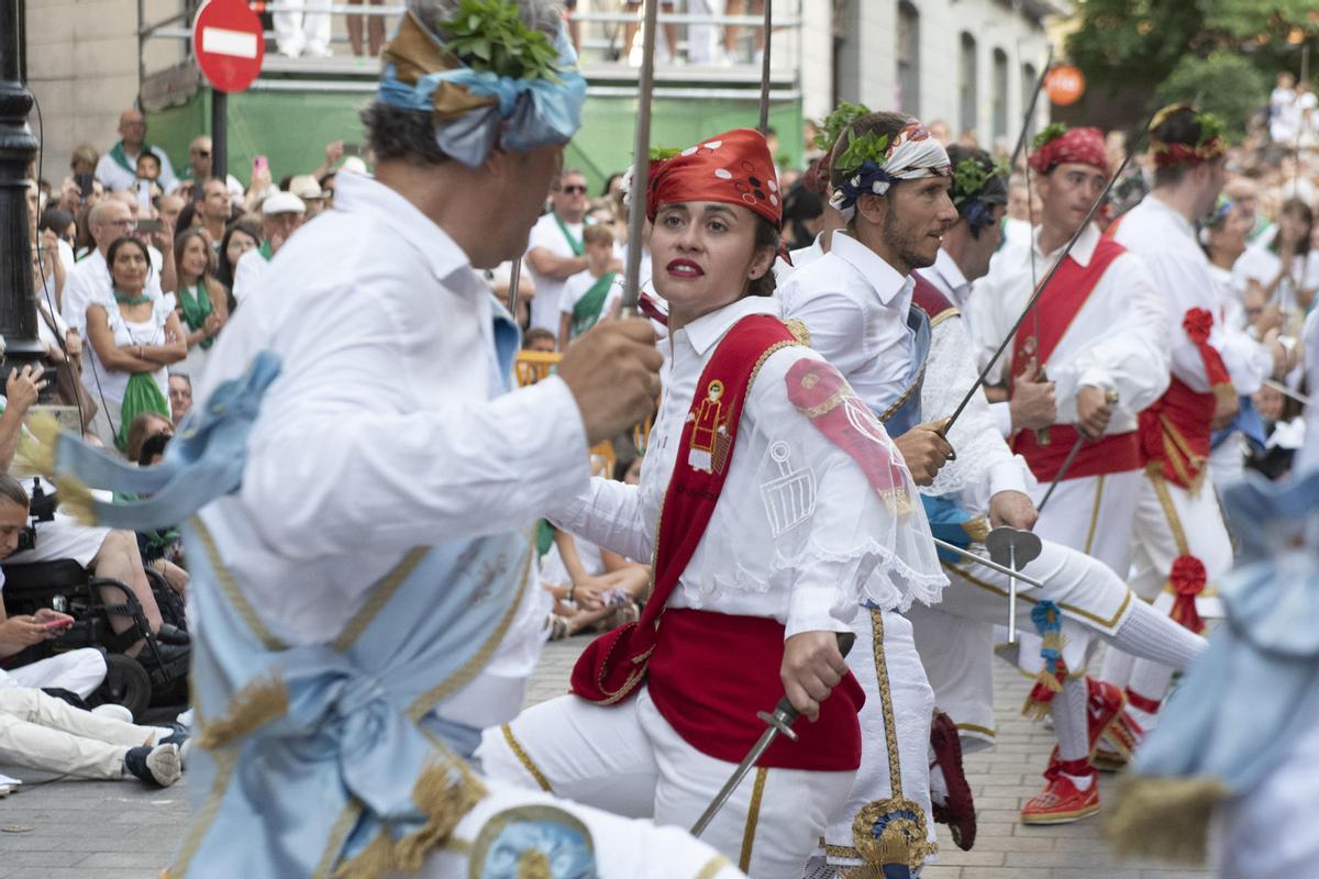 Emoción y tradición en la primera actuación de los Danzantes de Huesca