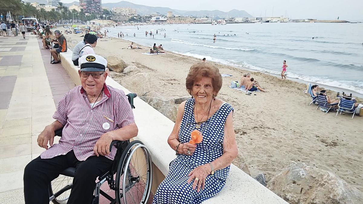 Rafael y Leonor, delante de la playa en El Campello