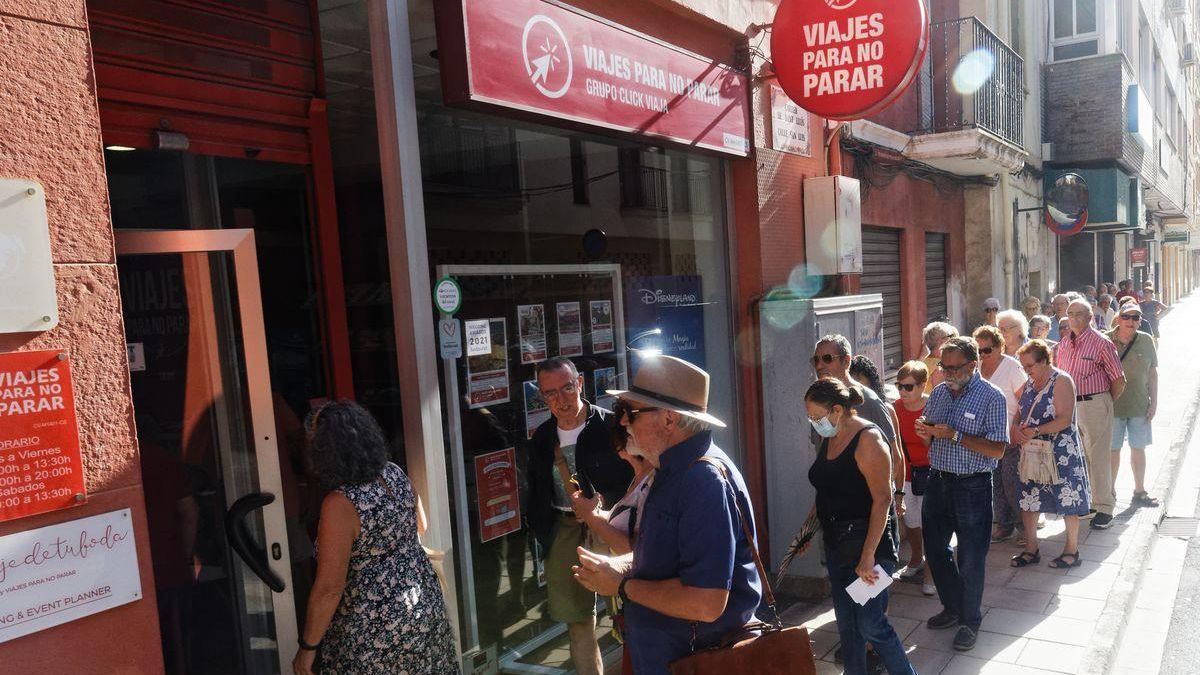 Castellonenses hacen cola para reservar los viajes de Castellón Sénior.