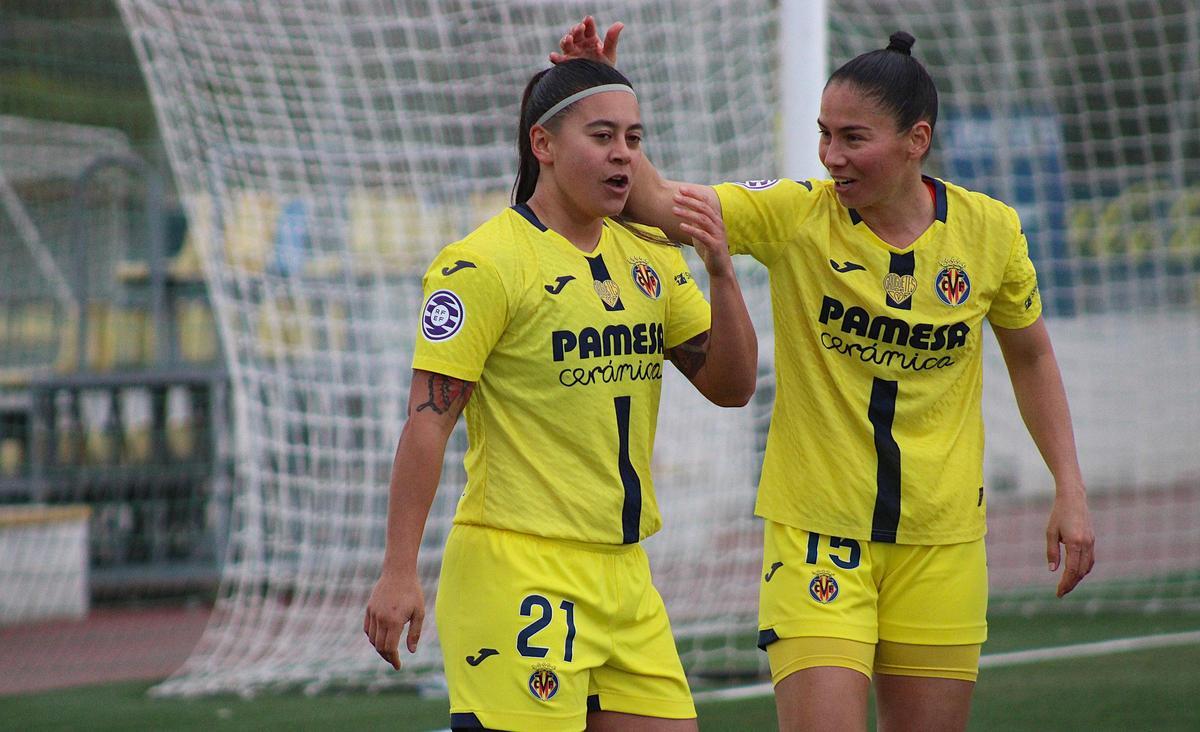 Alexia Jr recibe la felicitación de su compañera tras anotar el 1-0.