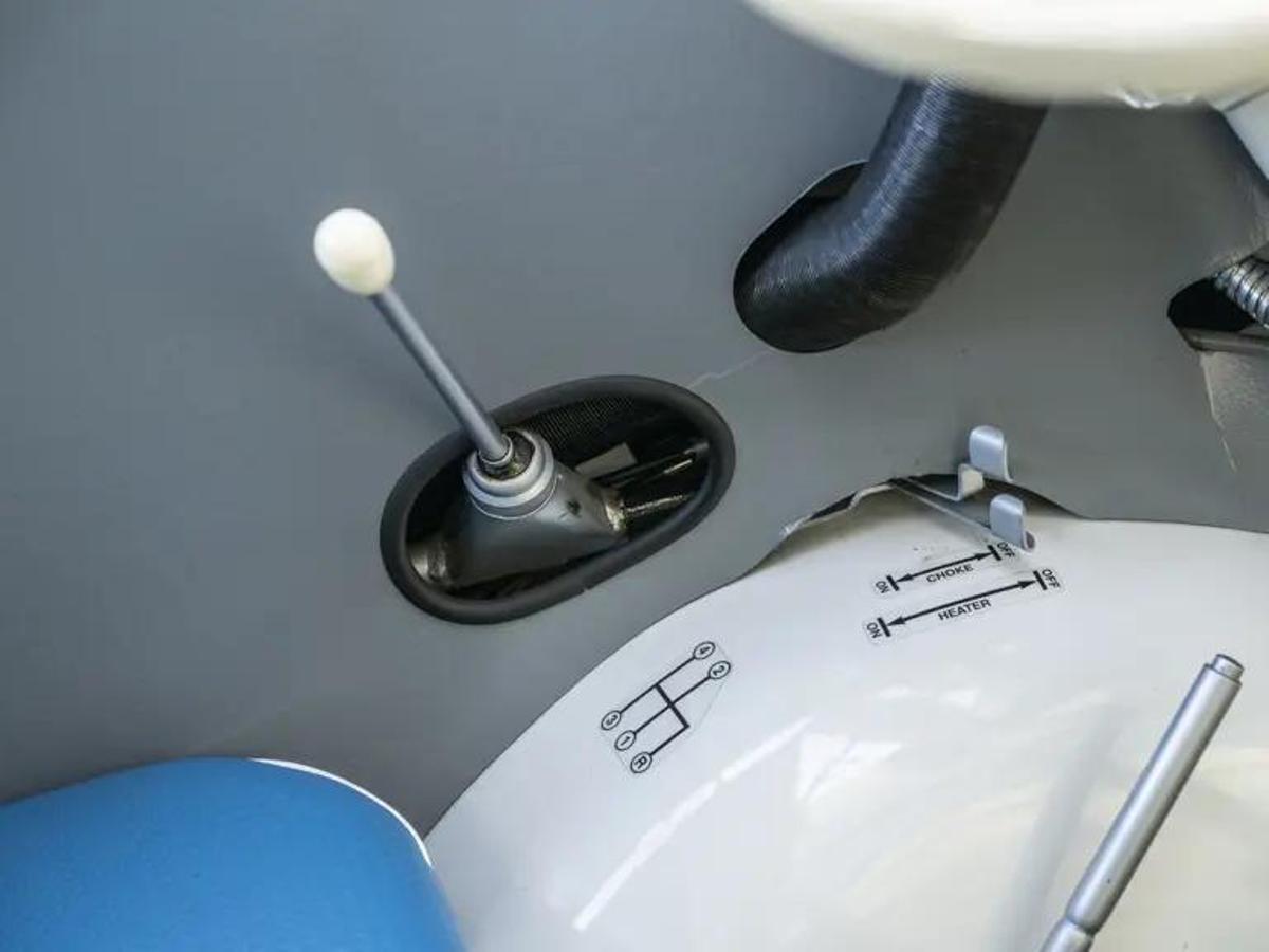 Este microcoche monta un motor de combustión interna cuadriciclo, con 298 cc (aproximadamente 13 CV), y una caja de cambios de cuatro velocidades..jpg