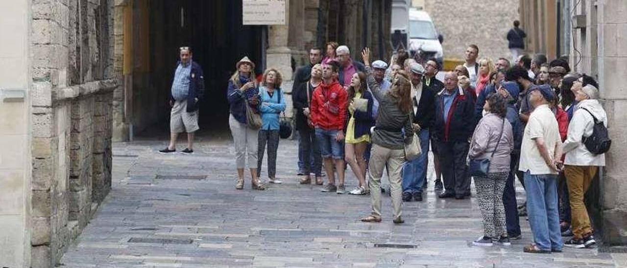 Turistas en la calle La Ferrería, el pasado julio.