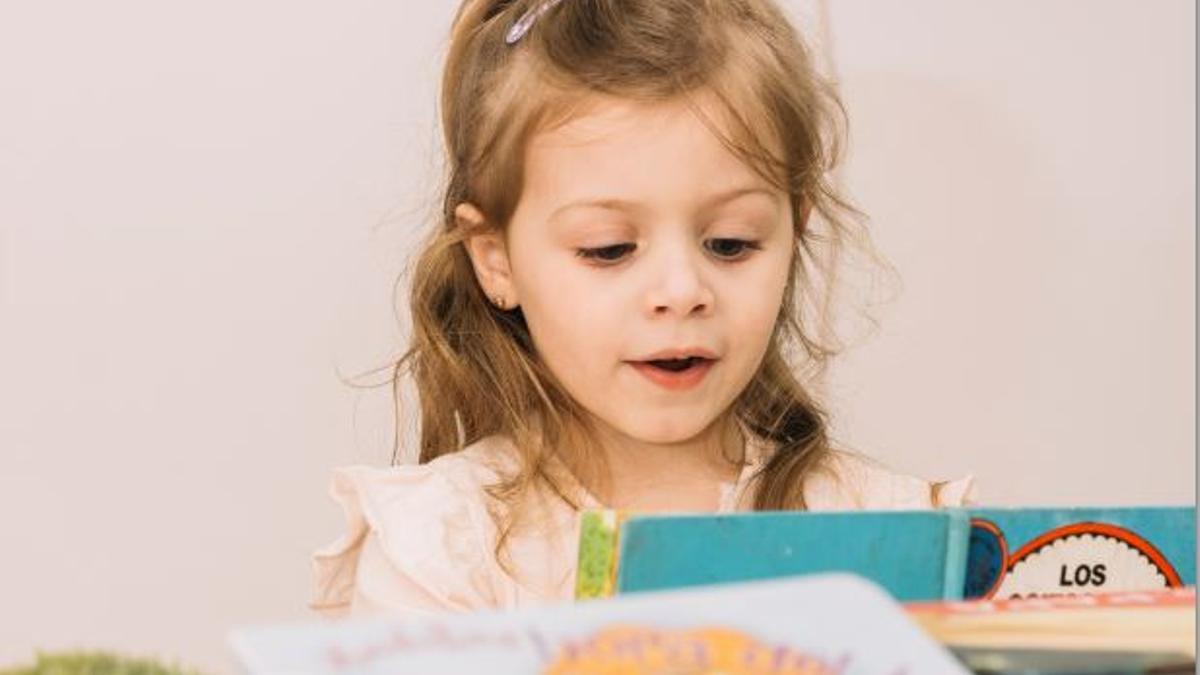 Xiqueta amb un llibre.