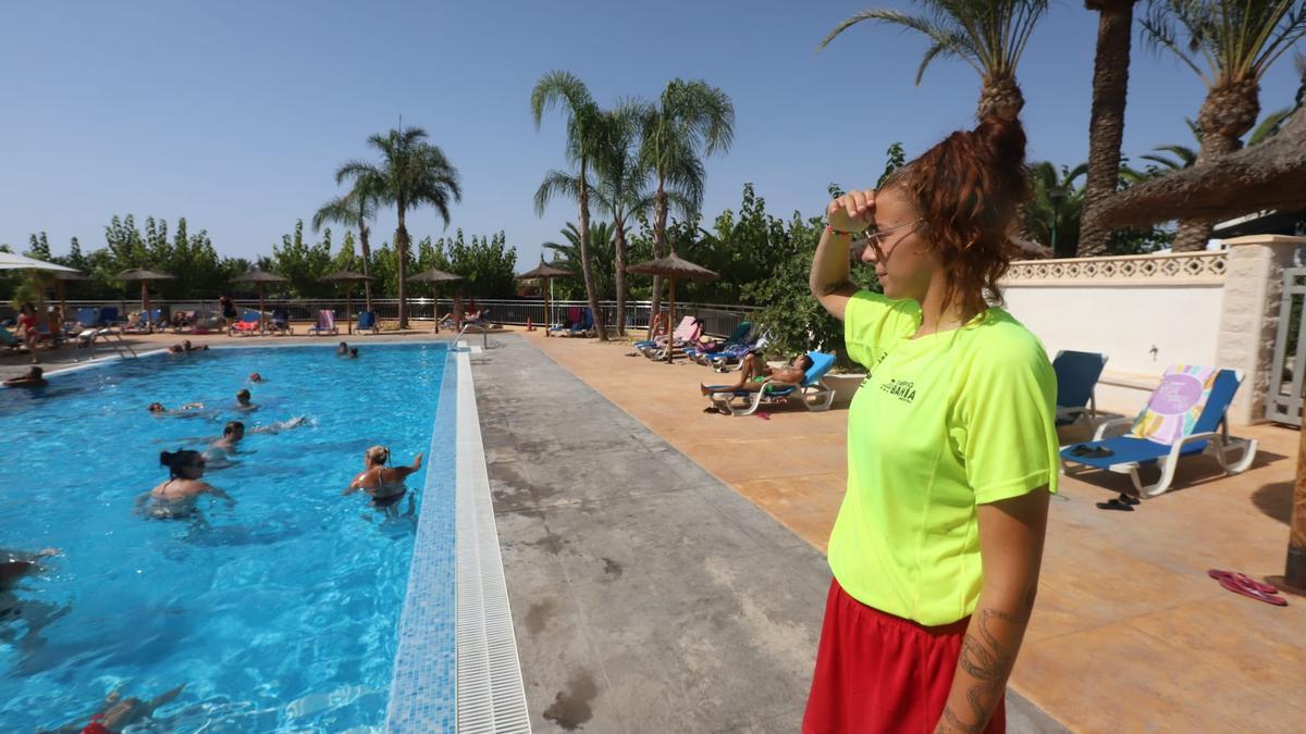 Una socorrista vigila en una piscina de un camping de Santa Pola.