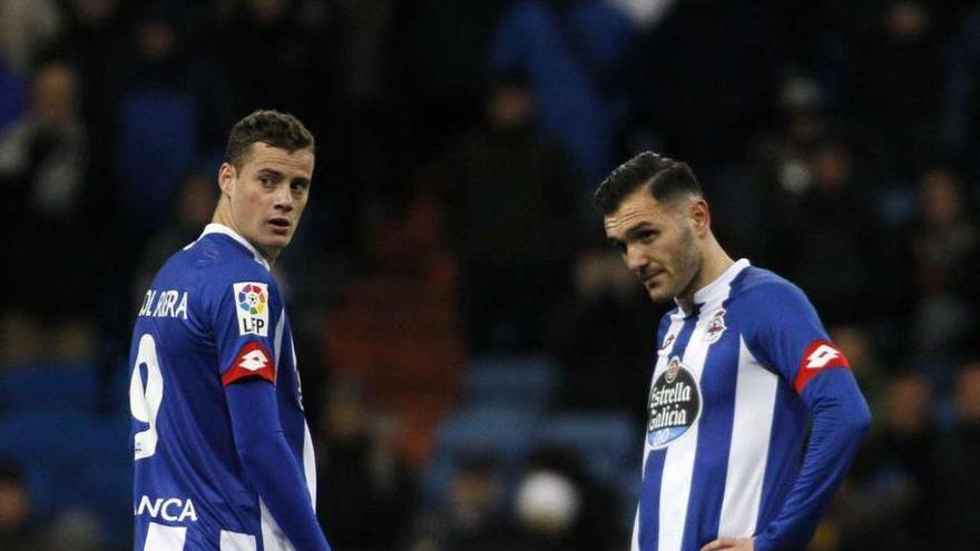 Oriol Riera y Lucas Pérez se disponen a sacar de centro tras encajar el último gol del Madrid.