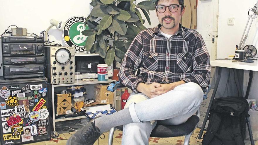 En el estudio can armengol. Narcís R. E. se ha montado una oficina a su manera: plantas, libros, música, ordenadores, libros y tés. En el inferior, algunas de las creaciones del dibujante y una de las portadas que más le han marcado.