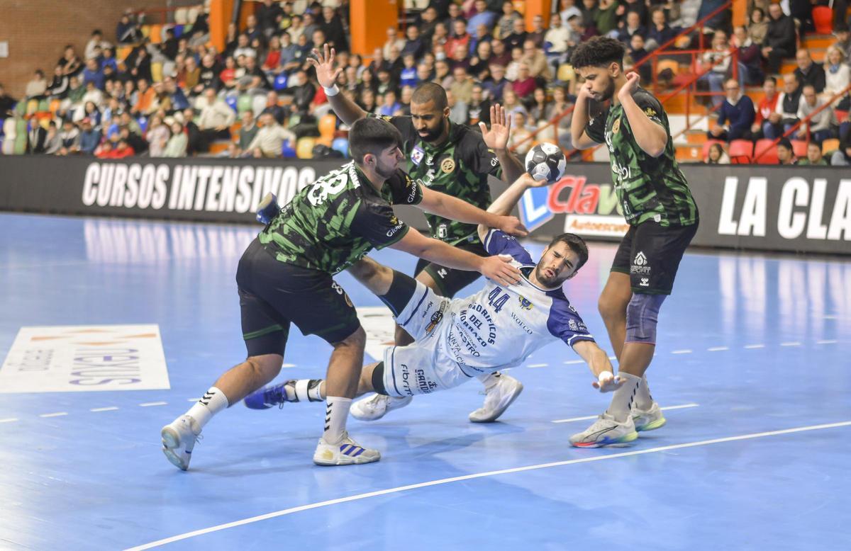 El jugador del Frigoríficos Santi López en una acción del partido ante Cuenca, defendido por Diego Gándara, Guilherme Tavares y Santiago Mosquera.