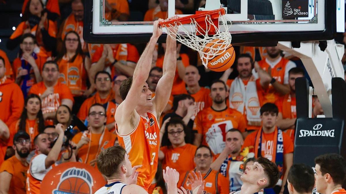 Nate Reuvers, en una de las acciones más espectaculares del partido.