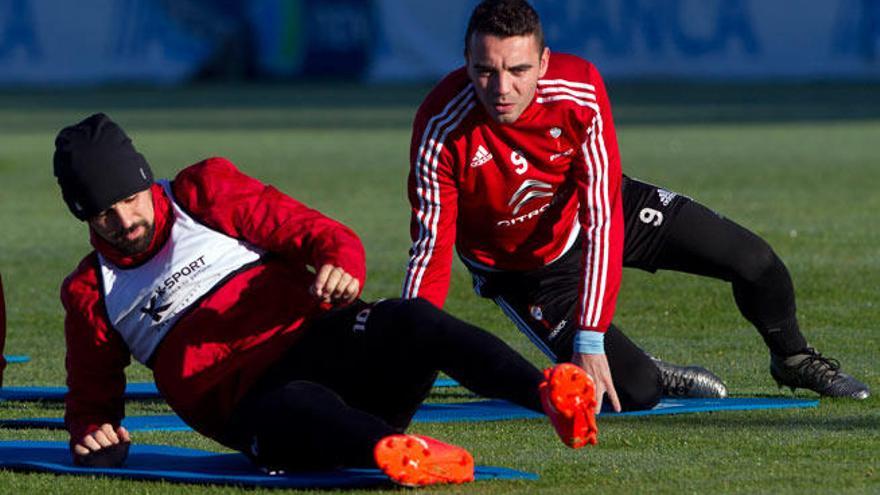 Iago Aspas y Nolito realizan ejercicios de calentamiento durante el entrenamiento matinal celebrado ayer en A Madroa. // Ricardo Grobas