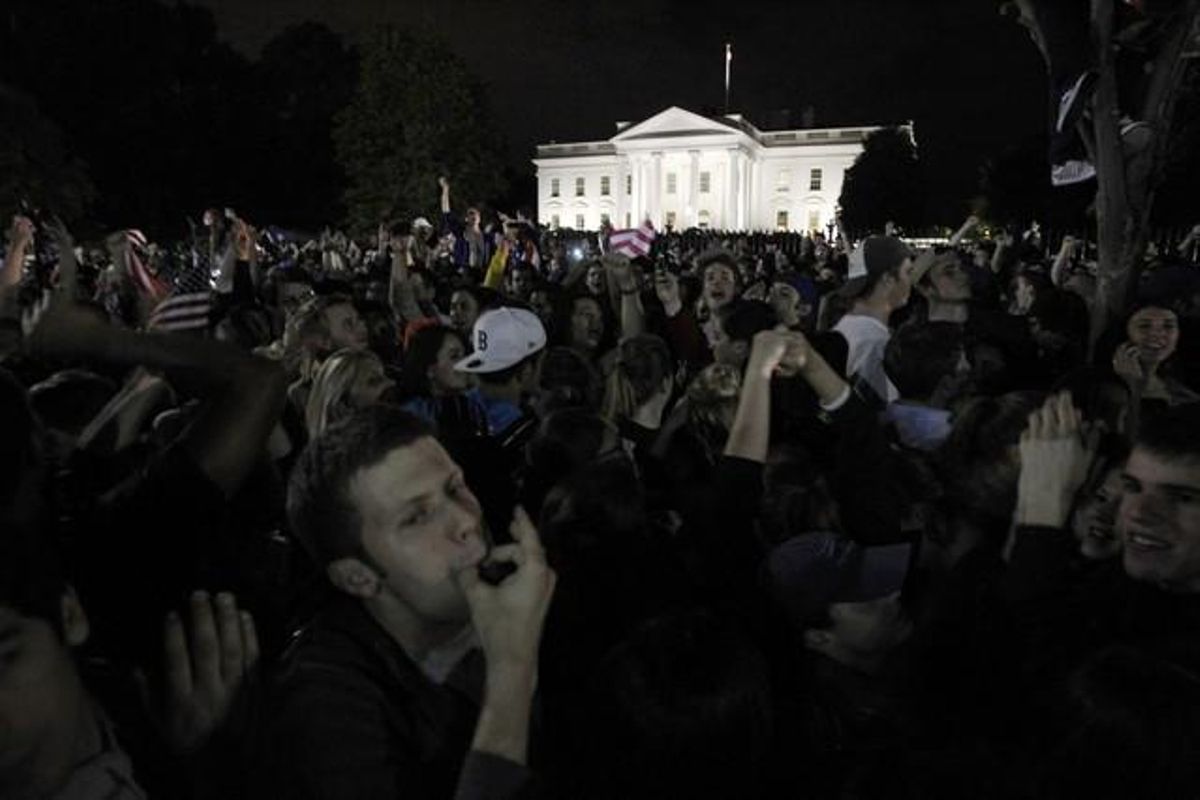 Ciutadans nord-americans celebren davant de la Casa Blanca, a Washington, l’anunci del president Obama de la mort d’Ussama bin Laden.