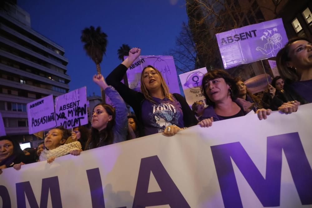 Miles de mujeres se manifiestan en Palma por el 8M