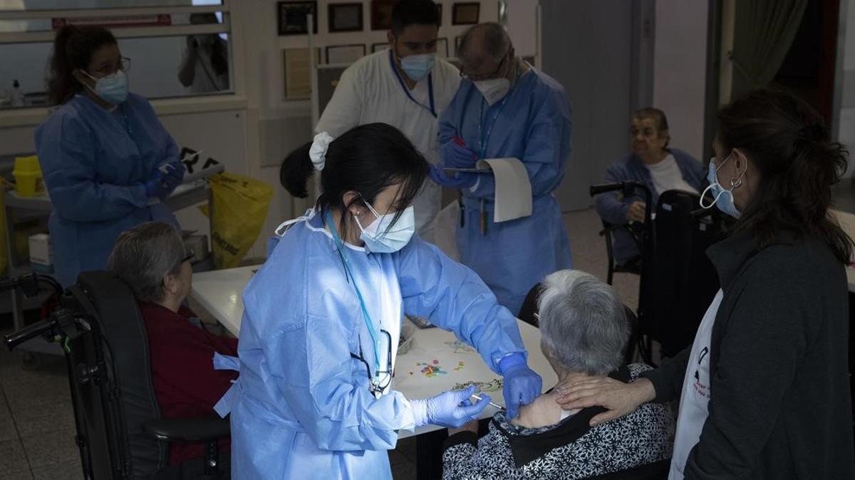 Terrassa 04 02 2021 Segunda dosis de la vacunacion con la vacuna de Pfizer contra el coronavirus covid-19 en  el Centre Geriatric Sant Pere de les Fonts de Terrassa   Foto Ferran Nadeu