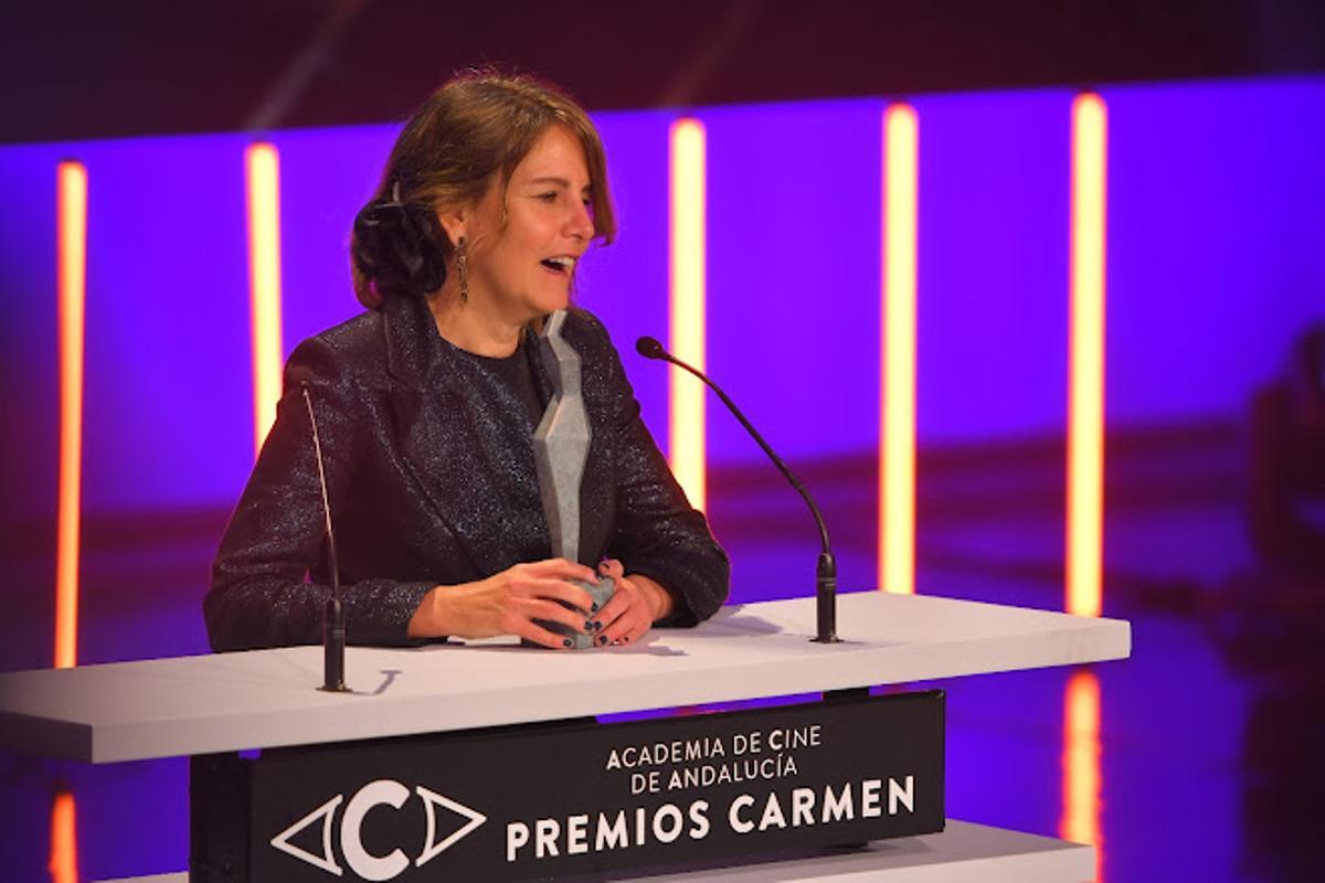 Manuela Ocón reocgiendo el Premio Carmen de la Academia de Cine de Andalucía