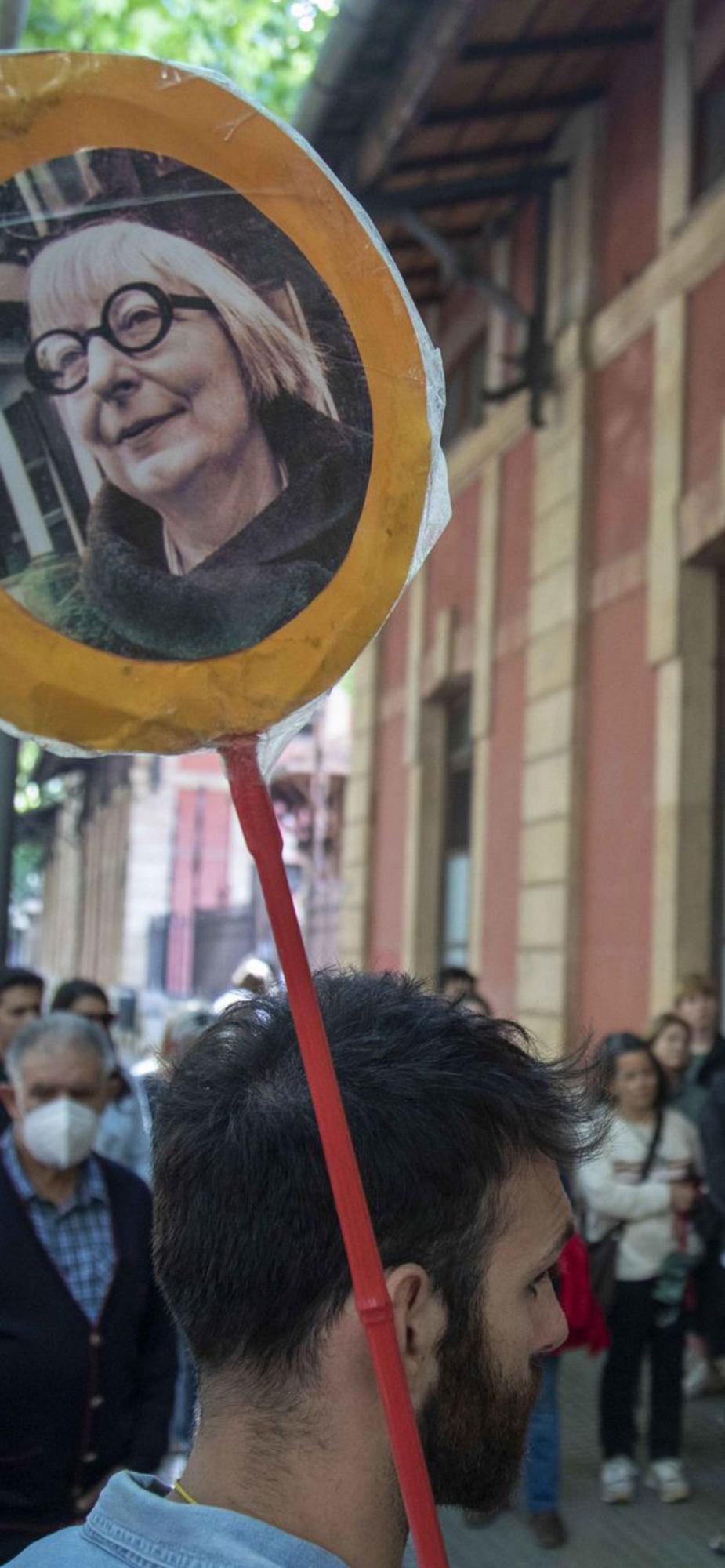 Erkennungszeichen der Jane’s-Walk-Gruppen: das Schild mit dem Porträt von Jane Jacobs.   | FOTO: BOSCH