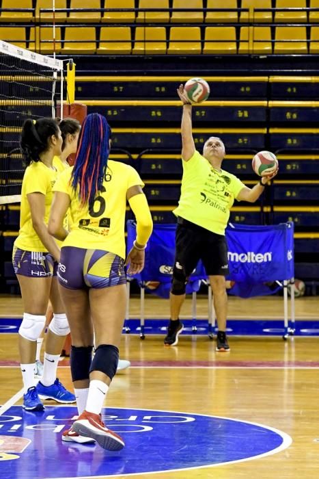 25-02-20 DEPORTES. CENTRO INSULAR DE LOS DEPORTES. LAS PALMAS DE GRAN CANARIA. Entrenamiento y foto de grupo del equipo femenino de volleyball IBSA 7 Palmas.    Fotos: Juan Castro.  | 25/02/2020 | Fotógrafo: Juan Carlos Castro