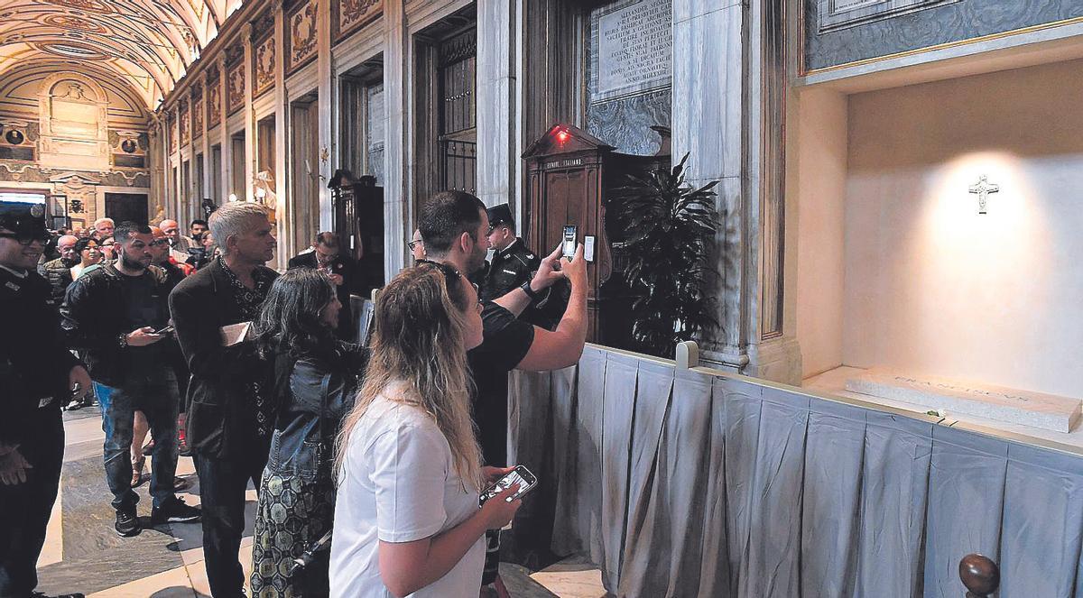 Varias personas visitan la tumba del papa Francisco en la basílica de Santa María la Mayor.