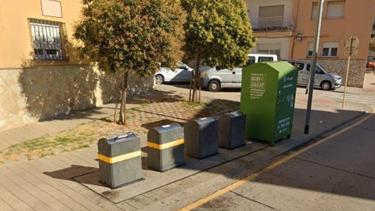 Uns contenidors al carrer Puigpedró de Palamós.