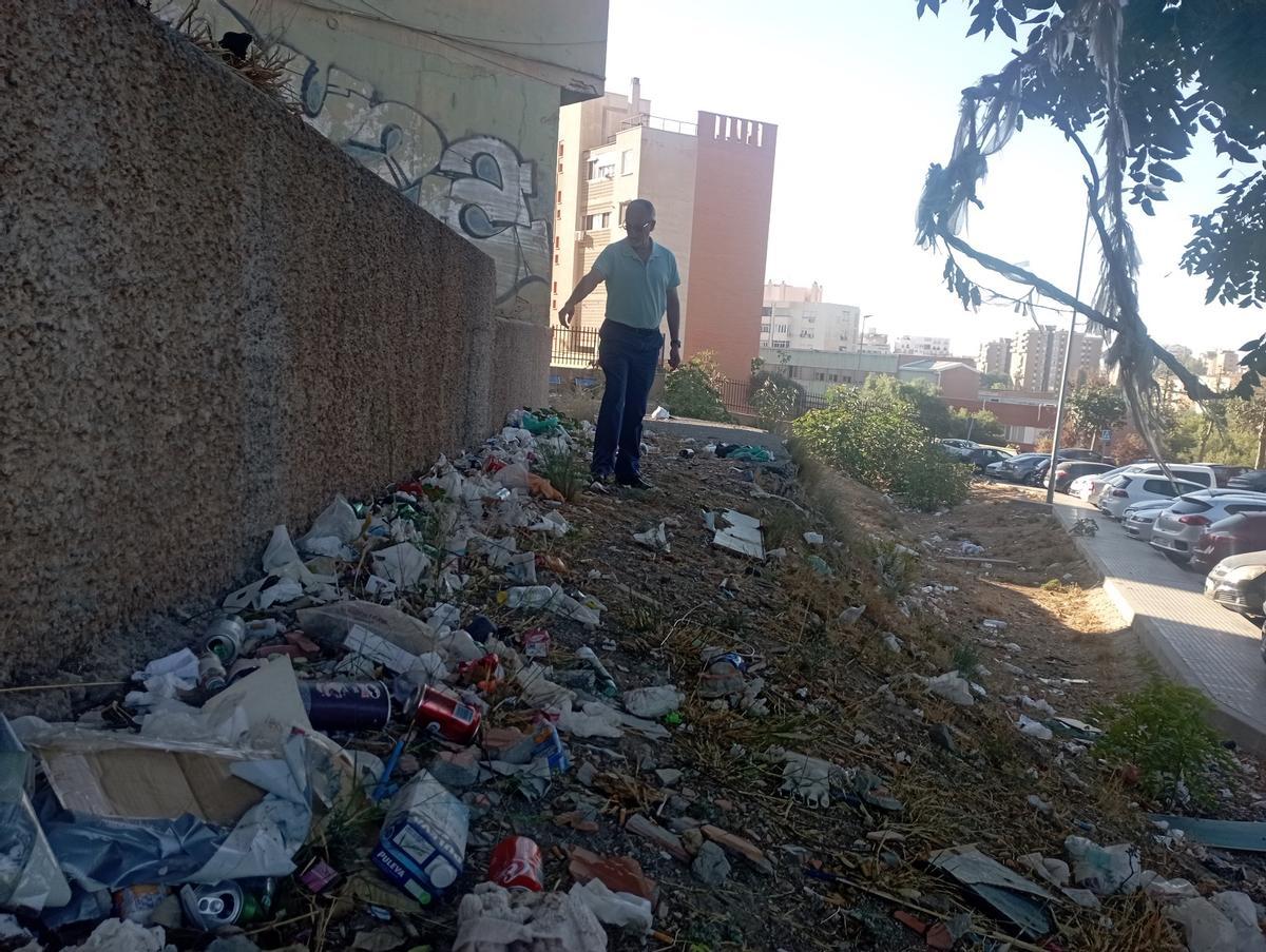 Paco Fernández señala la basura en la parte de arriba del terrizo de Monte Pavero.