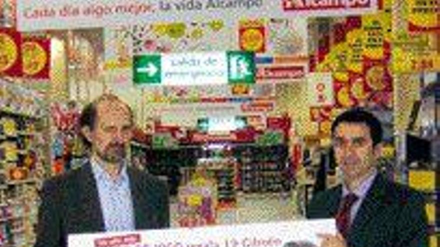 Alfonso Alcaide Núñez recoge su cheque gasolina.