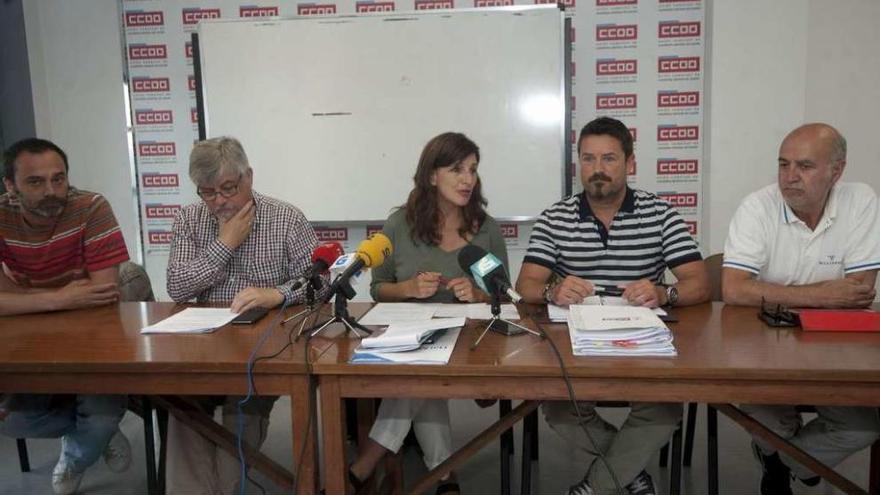 Yolanda Díaz, de En Marea, en el centro de la imagen junto con los representantes sindicales de Alcoa.