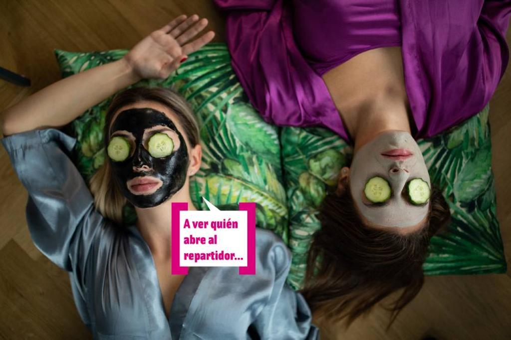 Amigas hacen spa en casa