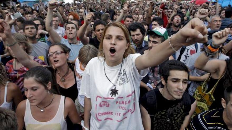 Miles de &#039;indignados&#039; concentrados en la Plaza del Ayuntamiento