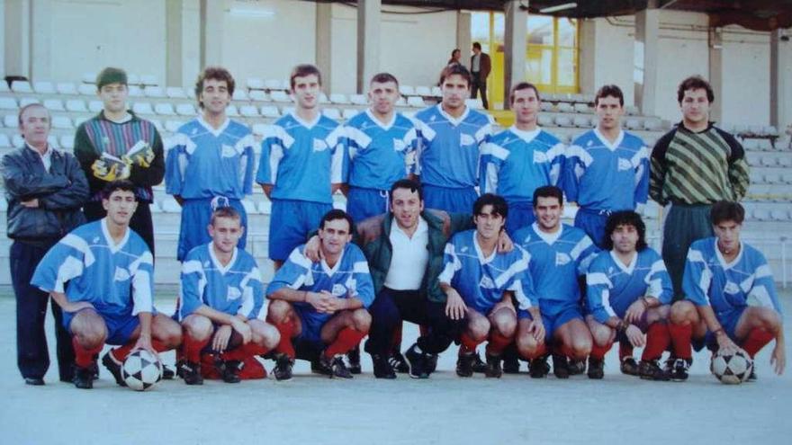 Manuel, primero por la derecha agachado, con el equipo de veteranos del Vioño.