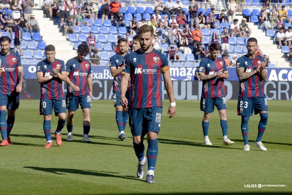 Los jugadores del Huesca, encabezados por Pulido, durante el partido ante el Castellón.