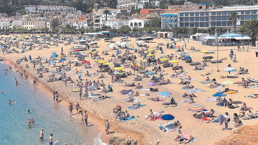 Els ruixats s’apoderen de Girona després d’un matí de sol a la platja