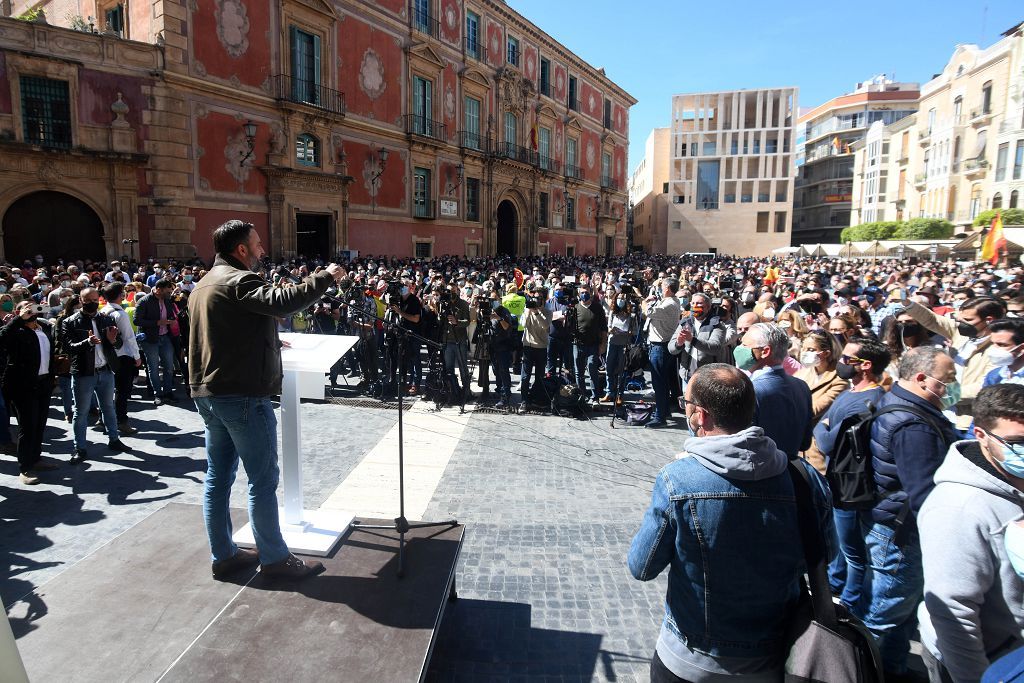 La plaza de la Catedral de Murcia se abarrota para recibir a Abascal