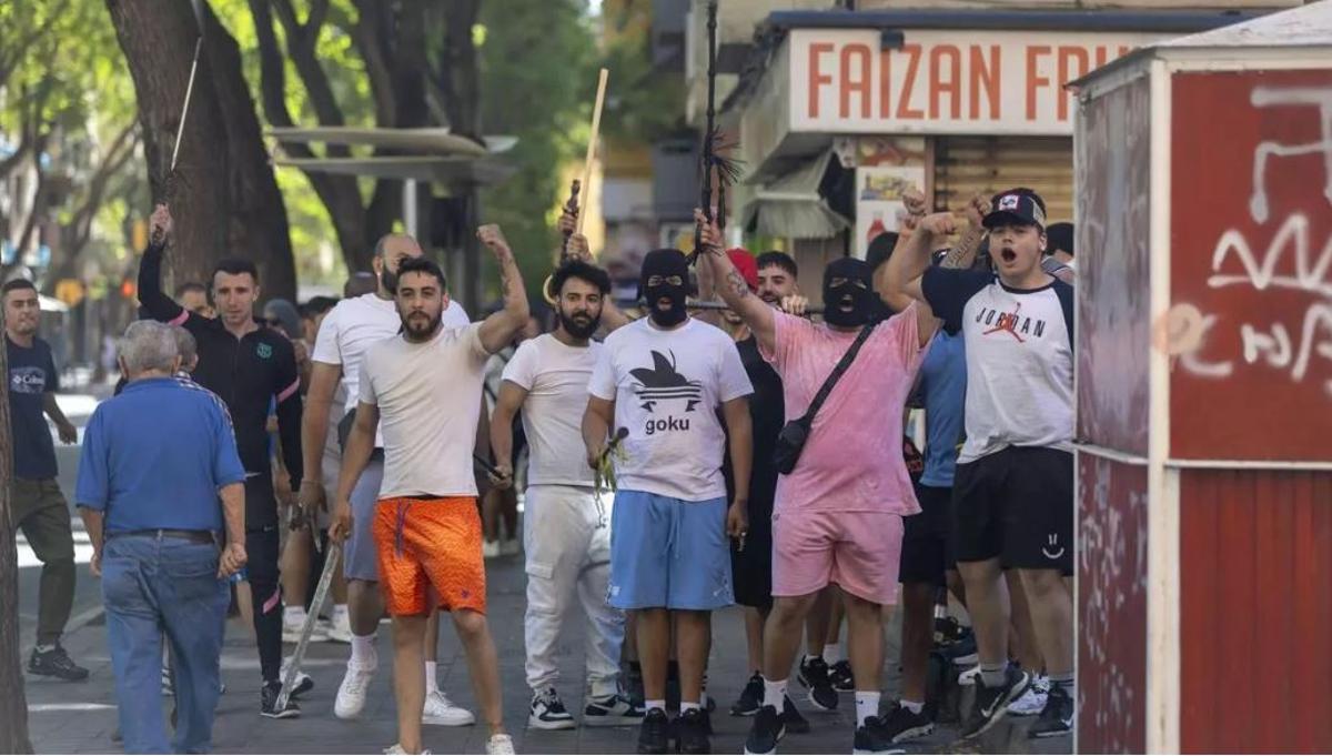 Un grupo de jóvenes, armados con palos, durante los incidentes del 29 de mayo de 2024 en Son Gotleu.