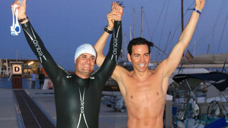 David Meca y Víctor Rodríguez justo antes de lanzarse al agua en el Club Náutico de Ibiza.