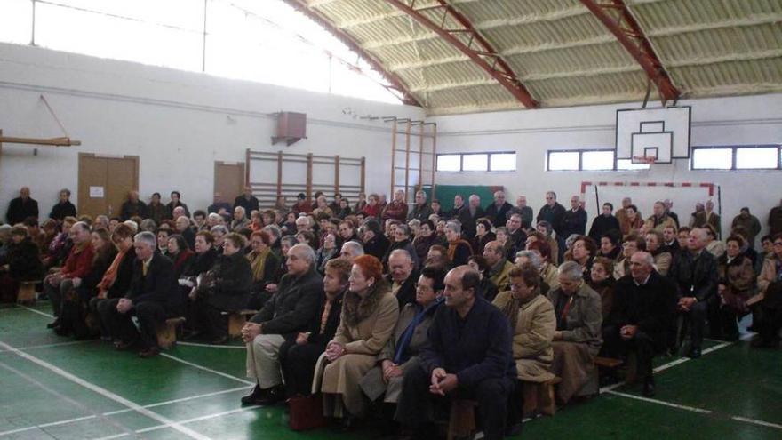 Participantes en una pasada edición del encuentro de mayores de Jarrio, en el colegio Darío Freán.