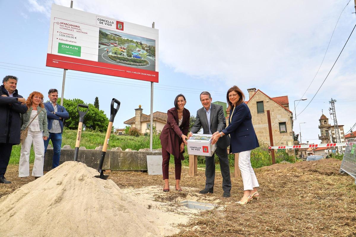 Caballero, Ana Laura Iglesias (a su derecha) y María José Caride colocaron la primera piedra simbólica de la actuación.