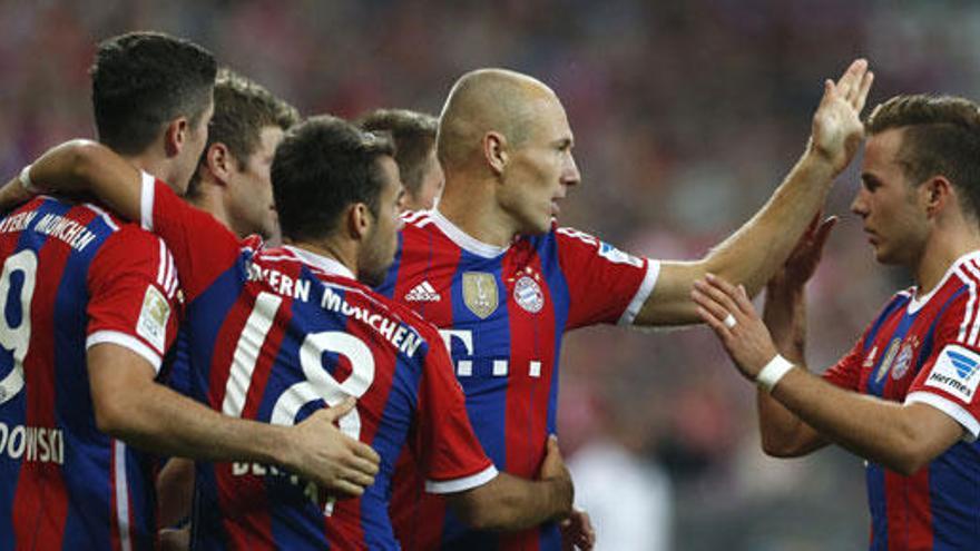 Los jugadores del Bayern celebran el gol de Robben.