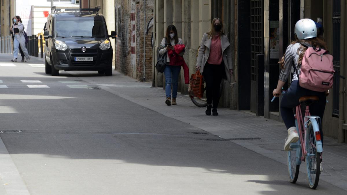 Plataforma única. Recuerda que, a no ser que una señal diga otra cosa, puedes circular en sentido contrario a los coches