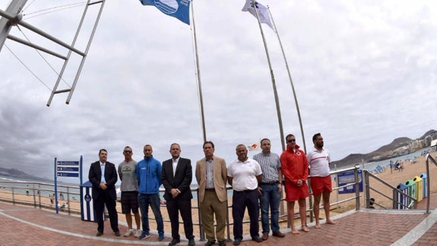 Izado de la bandera azul, ayer, en Las Canteras.