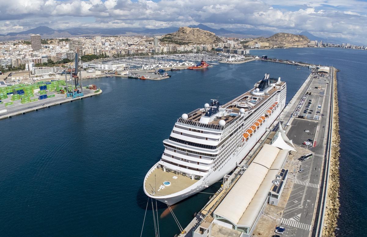 Vista aérea de un crucero de MSC atracado en Alicante.