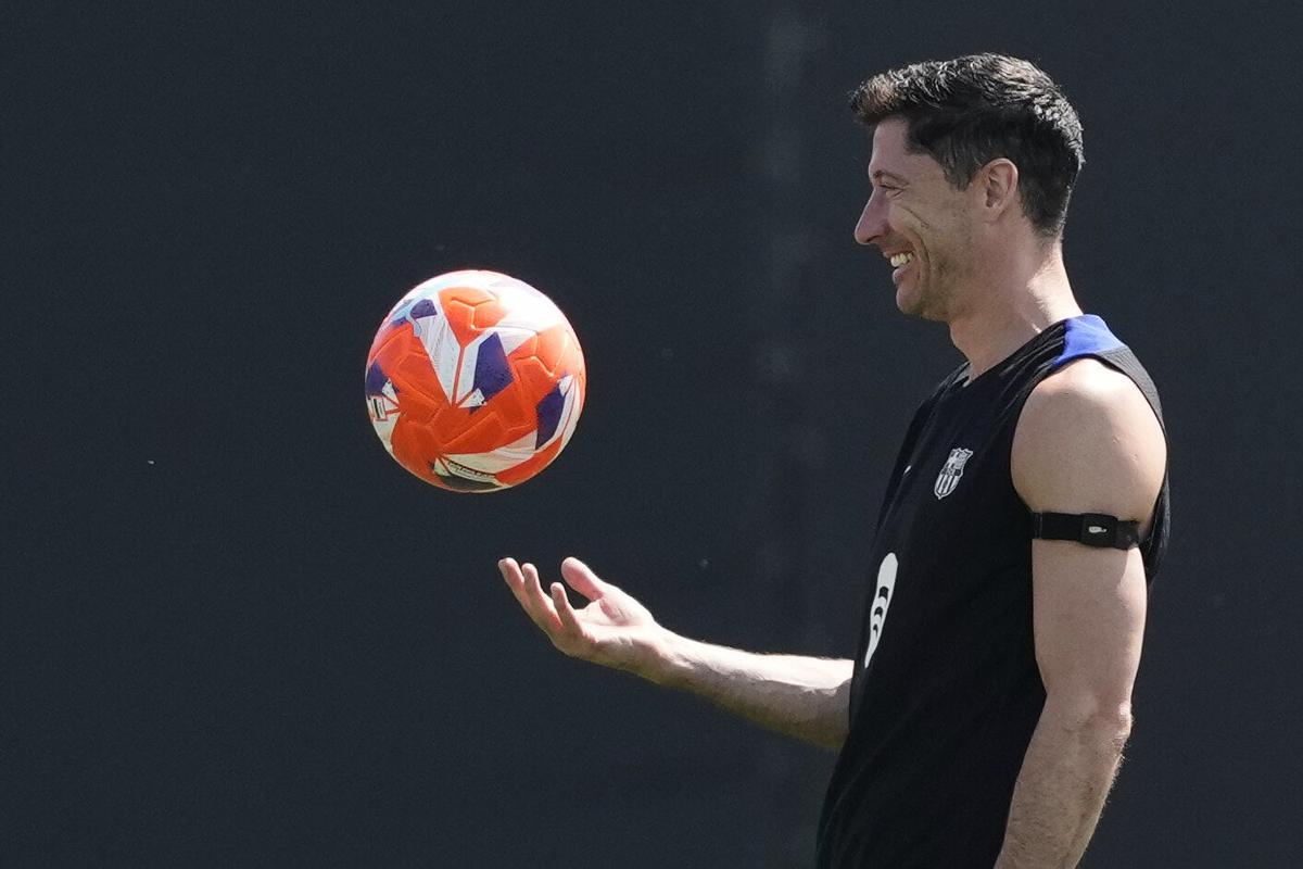 Robert Lewandowski jokes during the training on Wednesday before the derby.
