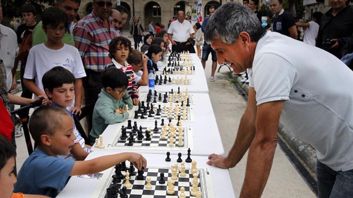 Setién, durante unas partidas simultáneas de ajedrez con escolares de la provincia de Lugo.