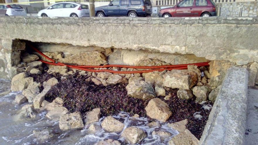 Cortan el alumbrado del paseo de Cala Gamba tras quedar afectado un muro por el temporal