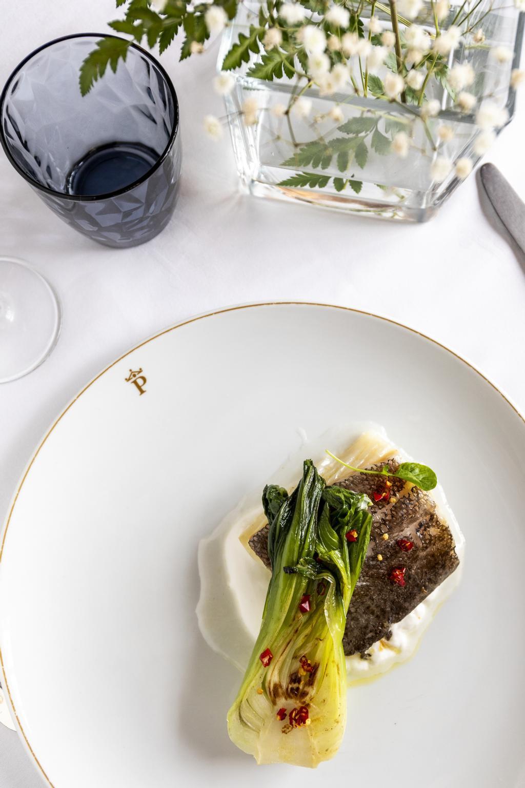 Bacalao asado, crema untuosa de coliflor y pak choi en el parador de Baiona.
