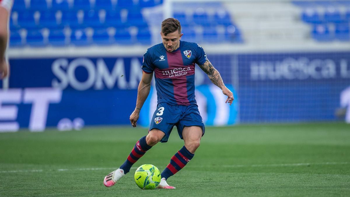 Pablo Maffeo, defendiendo la camiseta del Huesca, la pasada temporada.